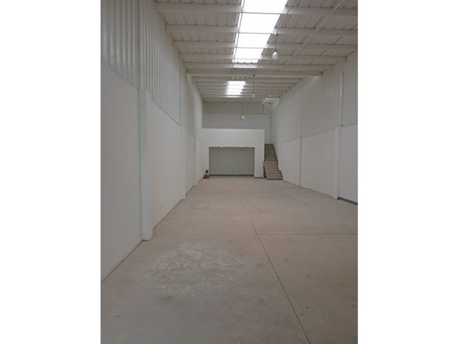 Bodega en venta en La Floresta, Cali, 180 m² · foto 2 de 4
