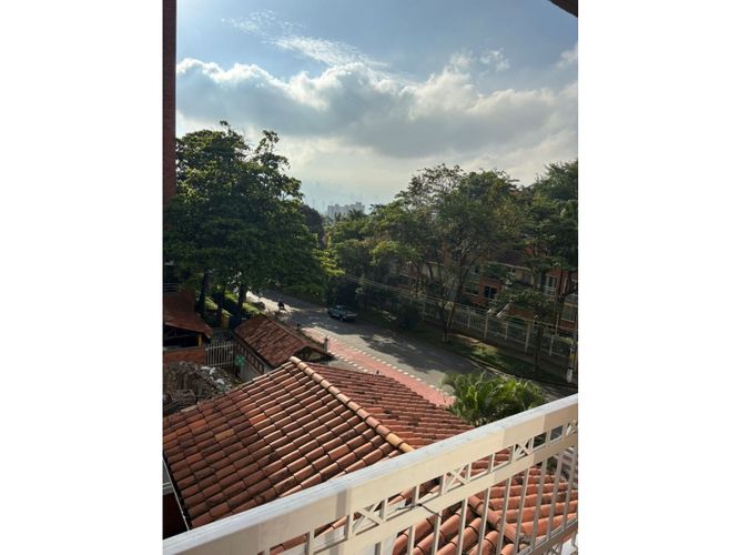 Apartamento de 4 alcobas en venta en Loma De Los Bernal, Medellín, 100 m² · foto 1 de 12