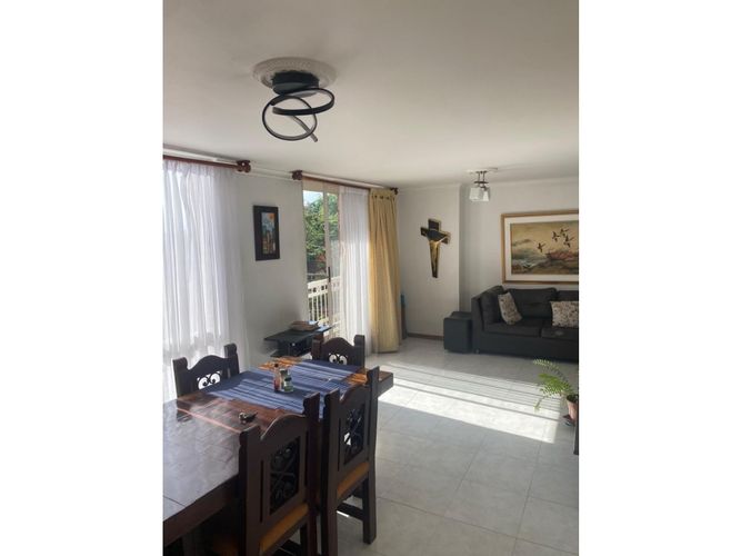 Apartamento de 4 alcobas en venta en Loma De Los Bernal, Medellín, 100 m² · foto 2 de 12