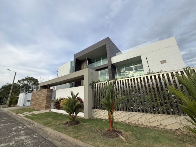 Casa de 4 alcobas en venta en Ciudad Jardin, Cali, 980 m² · foto 2 de 24