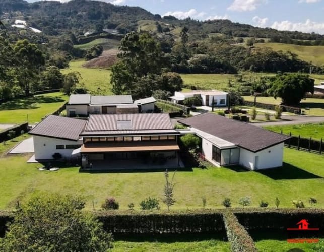 Casa de 4 alcobas en venta en Centro, Rionegro, 487 m² · foto 2 de 19