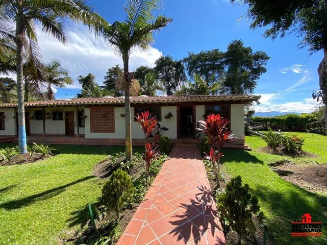 Casa de 4 alcobas en venta en San Antonio De Pereira, Rionegro, 400 m² · foto 3 de 24