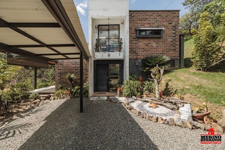 Casa de 5 alcobas en venta en La Clara, Guarne, 240 m² · foto 2 de 24