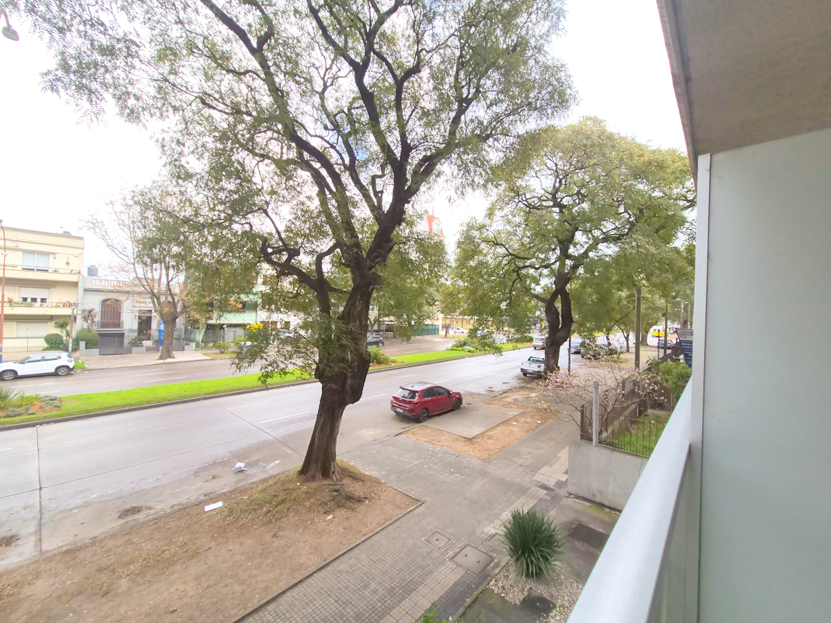 Apartamento En Alquiler, 2 Dormitorios, Terraza, Tres Cruces · Foto 1