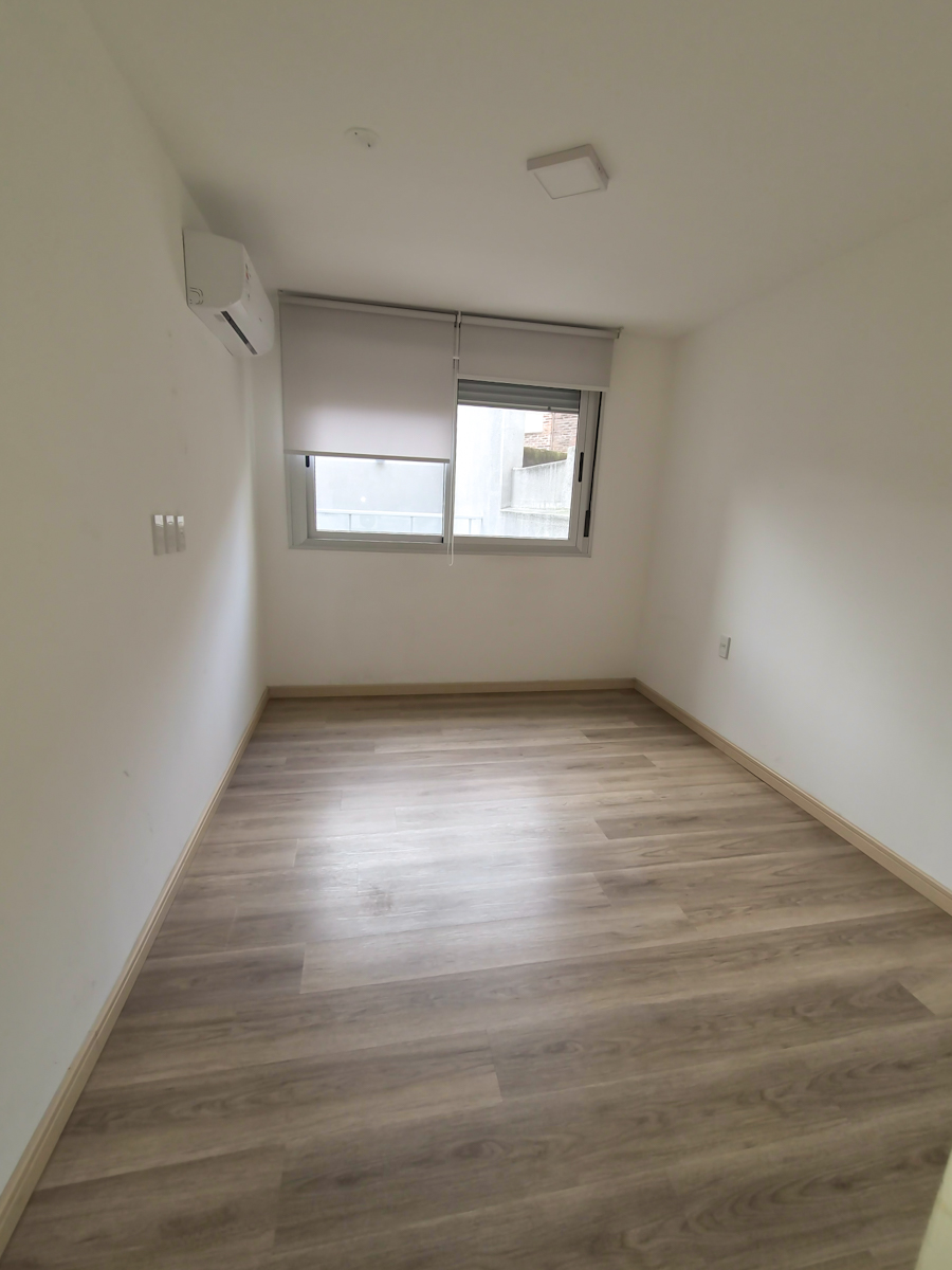 Apartamento En Alquiler, 2 Dormitorios, Terraza, Tres Cruces · Foto 10