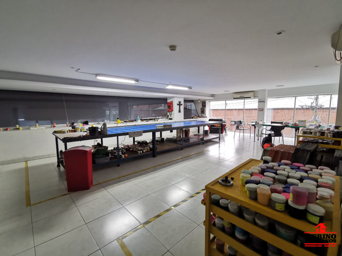 Bodega en venta en El Poblado, Medellín, 2372 m² · foto 2 de 9