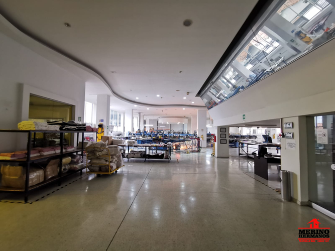 Bodega en venta en El Poblado, Medellín, 2372 m² · foto 3 de 9