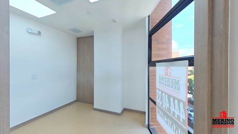 Consultorio en venta en El Poblado, Medellín, 32 m² · foto 2 de 15