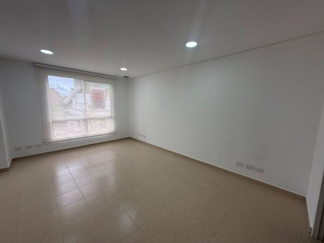 Oficina en arriendo en Patio Bonito, Medellín, 40 m² · foto 2 de 11