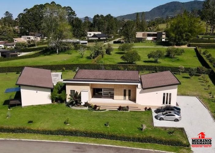Casa de 5 alcobas en venta en La Esperanza, El Carmen de Viboral, 487 m² · foto 2 de 24