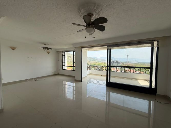 Apartamento de 4 alcobas en venta en Br. La Esmeralda Ii, Girardot, 178 m² · foto 2 de 24