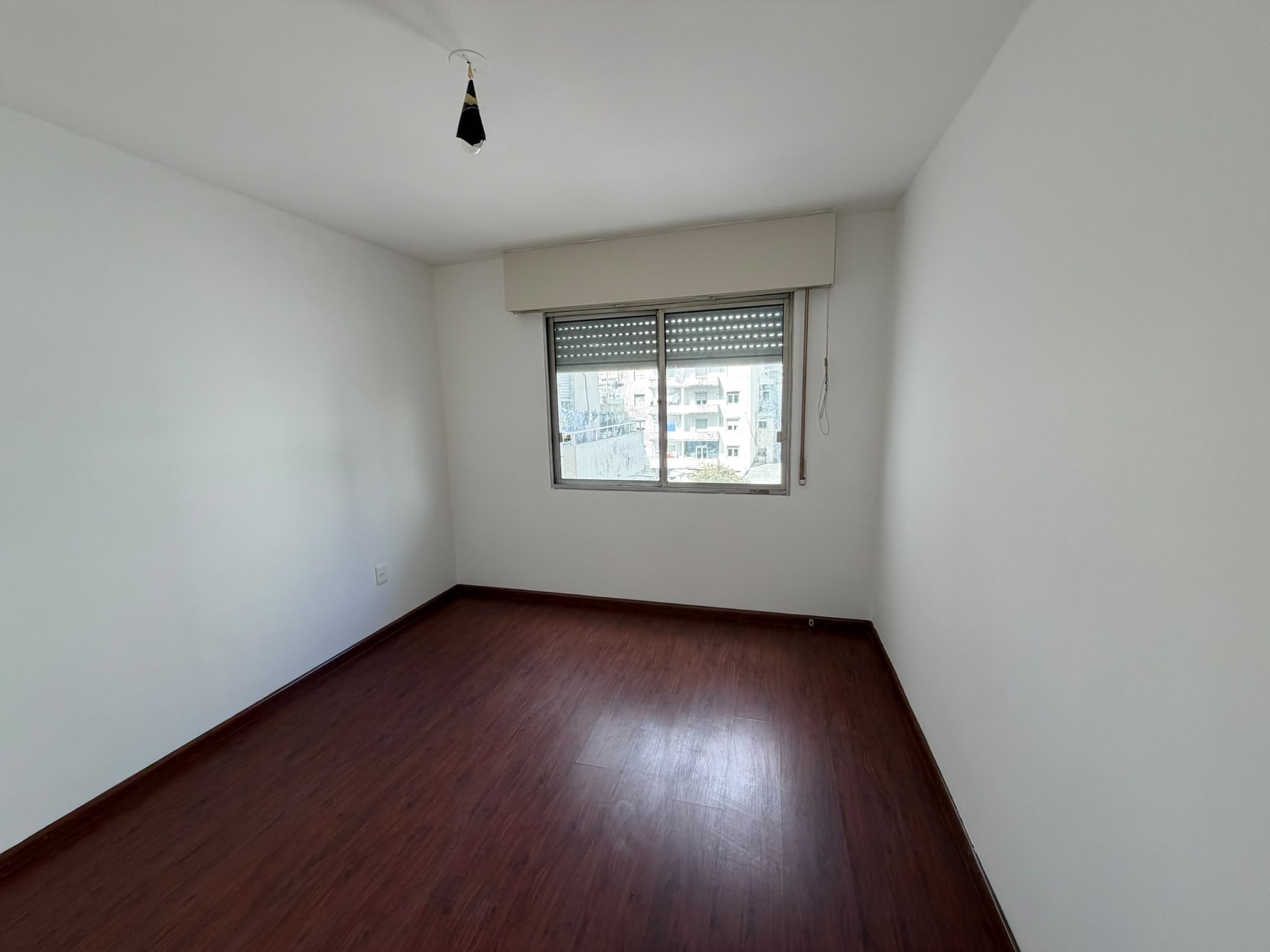 Apartamento 2 Dormitorios, Frente Y Contrafrente. Colonia Esq. Tristán Narvaja