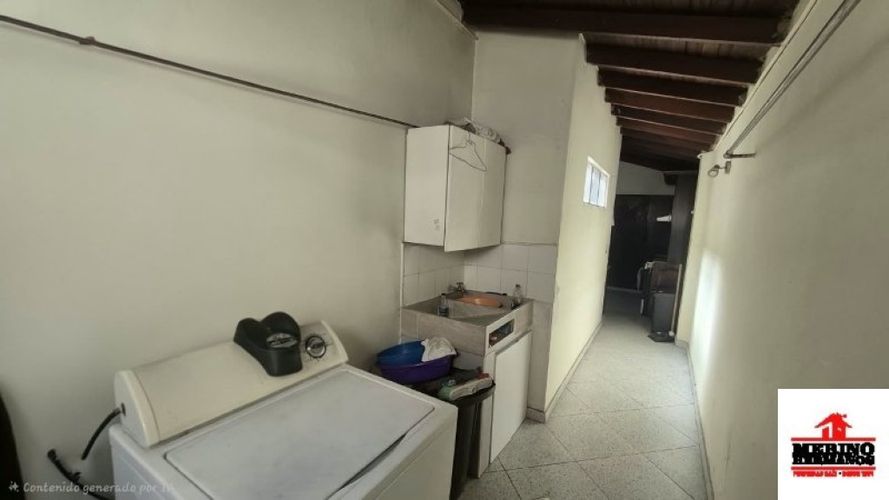 Casa de 8 alcobas en venta en La Castellana, Medellín, 300 m² · foto 8 de 24