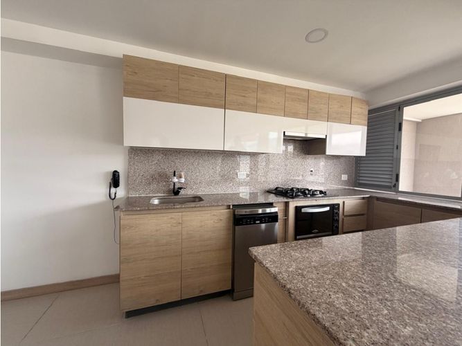 Apartamento de 3 alcobas en arriendo en El Poblado, Medellín, 101 m² · foto 3 de 15