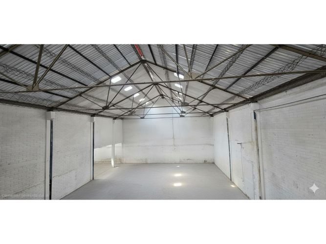 Bodega en arriendo en La Candelaria, Medellín, 573 m² · foto 2 de 9