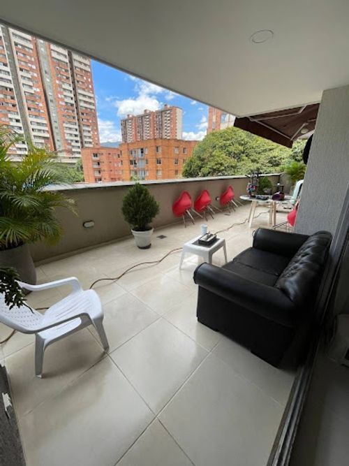 Apartamento de 3 alcobas en arriendo en Los Colores, Medellín, 120 m² · foto 8 de 13