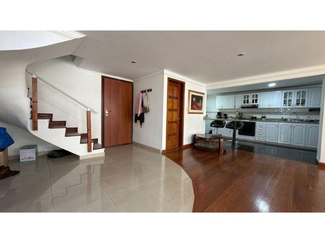 Apartamento de 4 alcobas en venta en Santa Barbara, Bogotá, 225 m² · foto 2 de 24