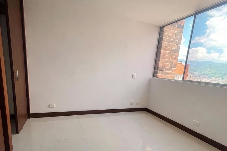 Apartamento de 3 alcobas en arriendo en Loma Linda, Envigado, 113 m² · foto 6 de 9