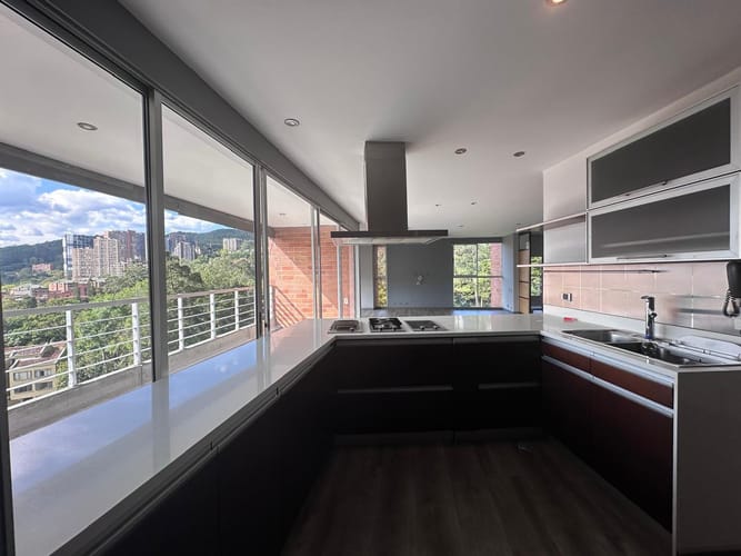 Apartamento de 2 alcobas en arriendo en El Poblado, Medellín, 170 m² · foto 7 de 19