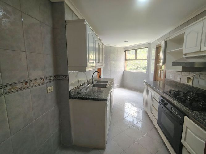 Apartamento de 3 alcobas en arriendo en El Poblado, Medellín, 177 m² · foto 3 de 17
