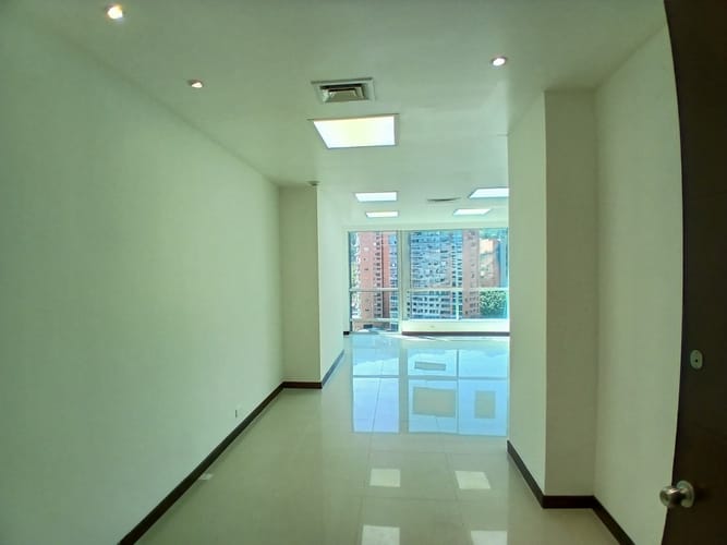 Oficina en arriendo en Los Naranjos, Medellín, 33 m² · foto 2 de 8