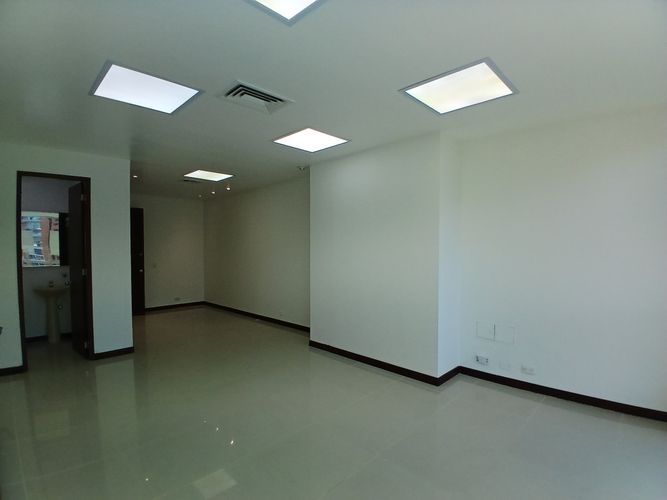 Oficina en arriendo en Los Naranjos, Medellín, 33 m² · foto 5 de 8