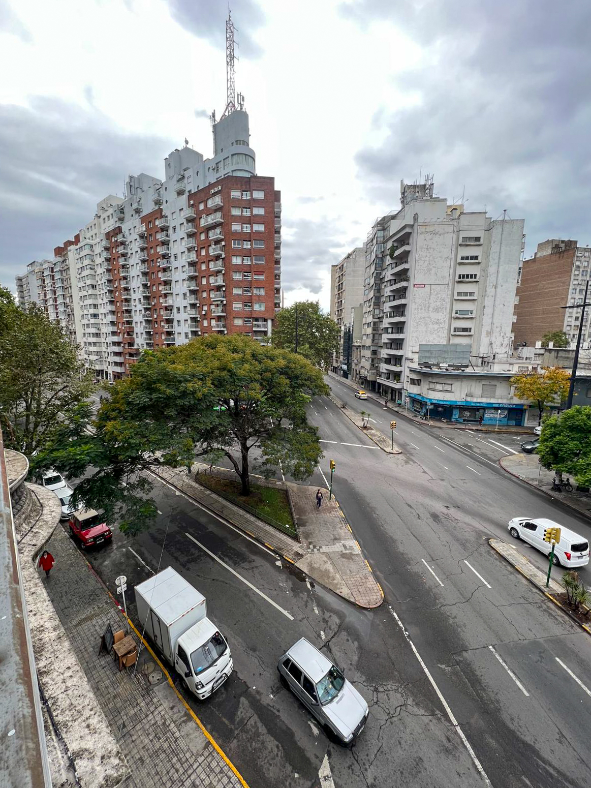 Apartamento de 3 dormitorios con balcón sobre 18 de Julio