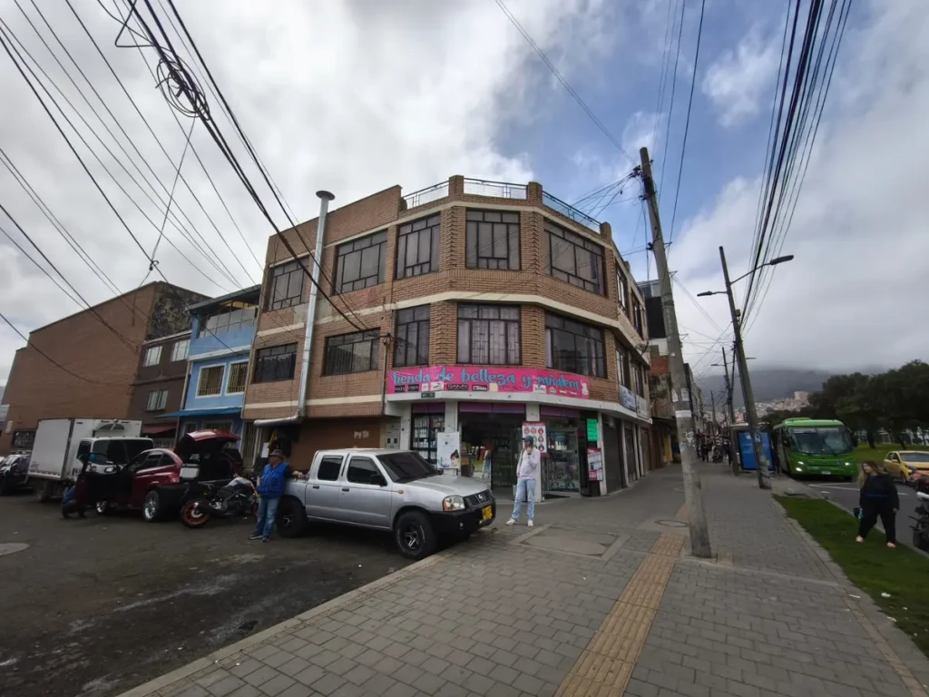 Casa en venta en Veinte De Julio, Bogotá · foto 2 de 17
