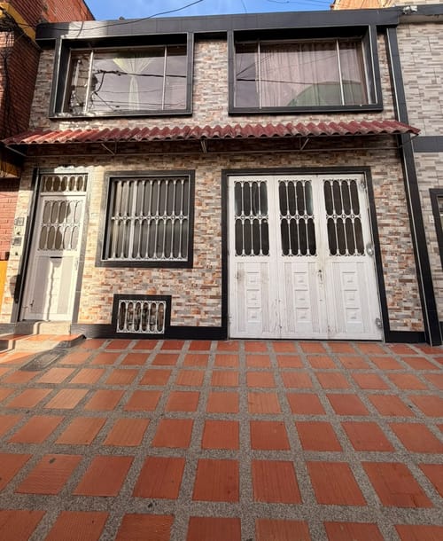 Casa de 8 alcobas en venta en San Vicente Ferrer, Bogotá, 256 m² · foto 2 de 14