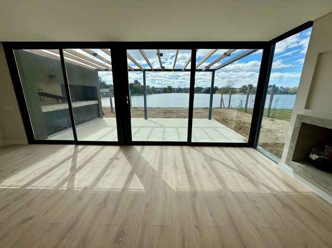 Alquiler Casa 3 Dormitorios con lago  En Marinas De Carrasco · Foto 3