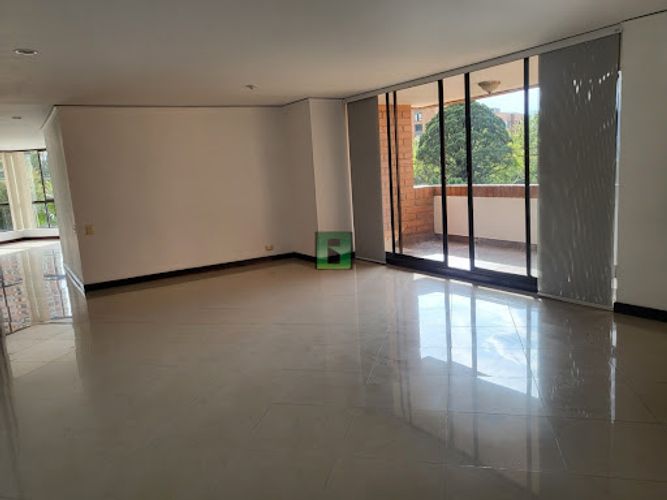 Apartamento de 3 alcobas en arriendo en Los Balsos, Medellín, 141 m² · foto 2 de 24