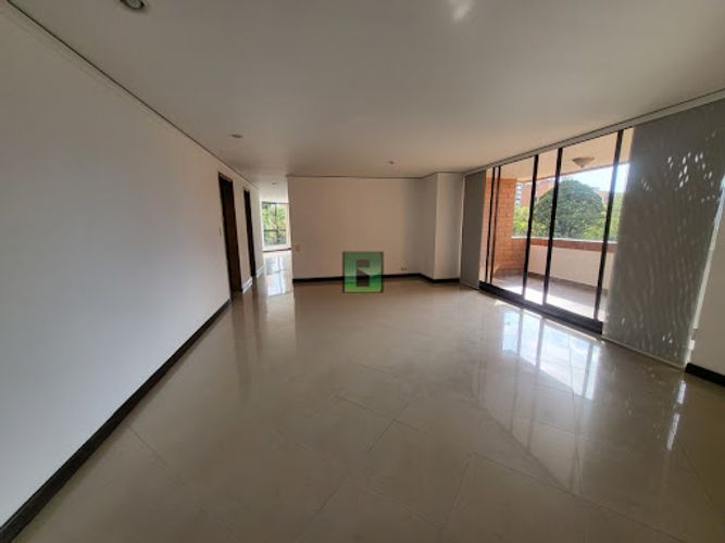 Apartamento de 3 alcobas en arriendo en Los Balsos, Medellín, 141 m² · foto 3 de 24