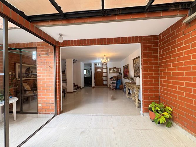 Casa de 4 alcobas en venta en San Agustin Suramerica, Itagüí, 240 m² · foto 7 de 18