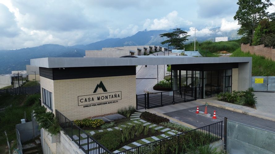 Casa de 3 alcobas en venta en Ruitoque, Floridablanca, 330 m² · foto 2 de 11