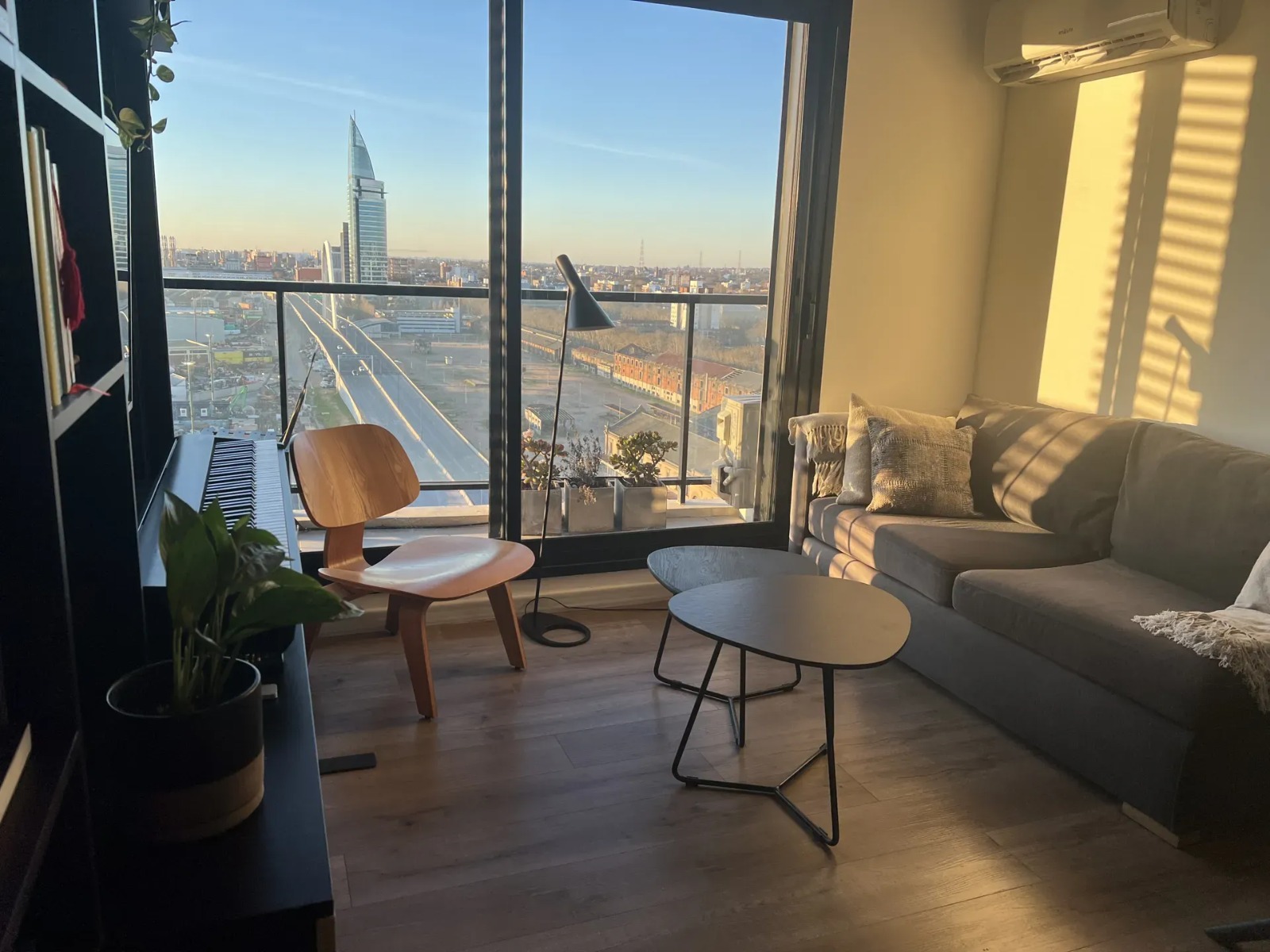 Apartamento en Alquiler Amoblado, Piso 16 con vista panorámica a la bahía.