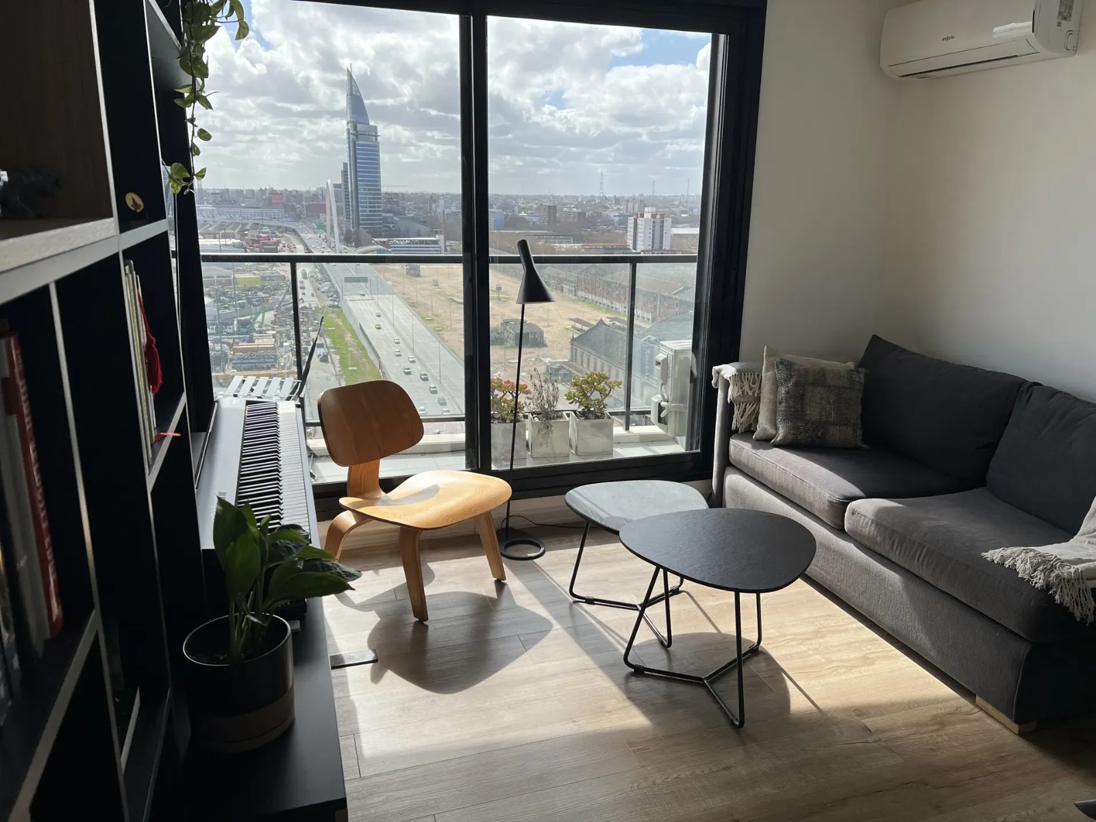 Apartamento en Alquiler Amoblado, Piso 16 con vista panorámica a la bahía. · Foto 3