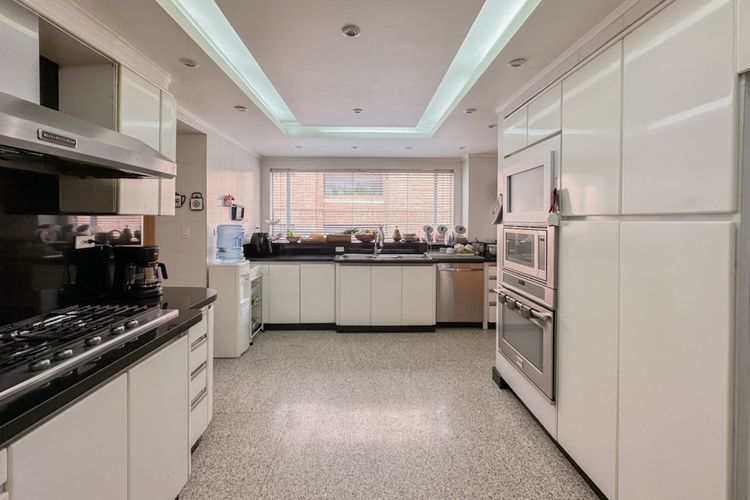 Apartamento de 4 alcobas en venta en Santa Barbara Alta, Bogotá, 404 m² · foto 9 de 24
