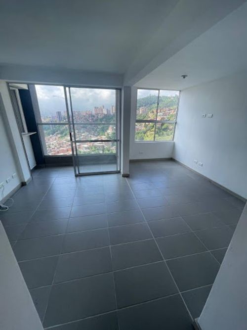 Apartamento de 2 alcobas en arriendo en Loma De Los Bernal, Medellín, 68 m² · foto 2 de 14
