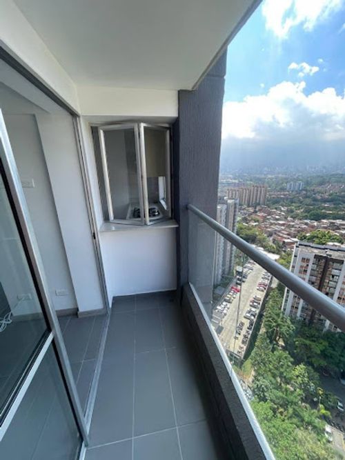 Apartamento de 2 alcobas en arriendo en Loma De Los Bernal, Medellín, 68 m² · foto 6 de 14