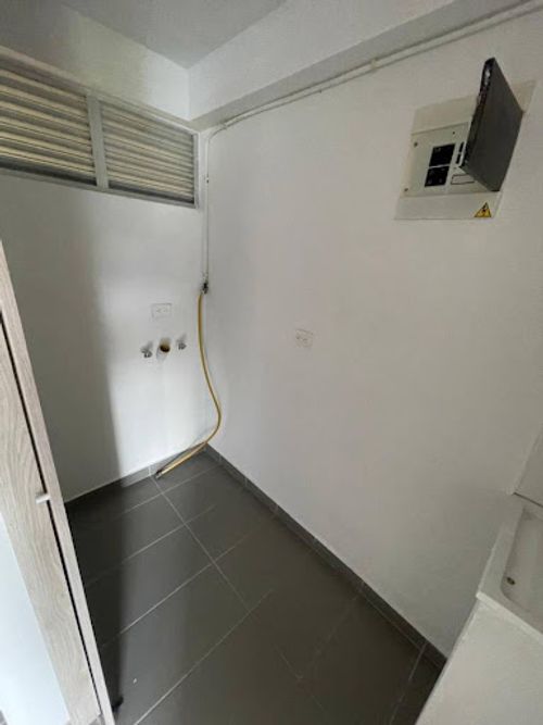 Apartamento de 2 alcobas en arriendo en Loma De Los Bernal, Medellín, 68 m² · foto 7 de 14