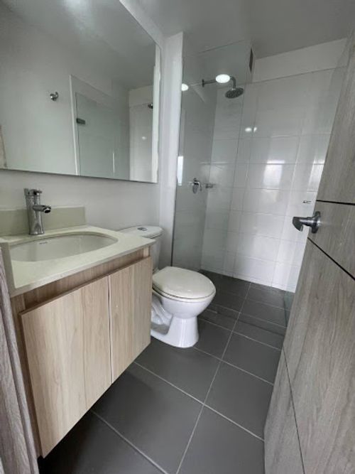 Apartamento de 2 alcobas en arriendo en Loma De Los Bernal, Medellín, 68 m² · foto 8 de 14