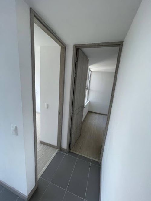Apartamento de 2 alcobas en arriendo en Loma De Los Bernal, Medellín, 68 m² · foto 9 de 14