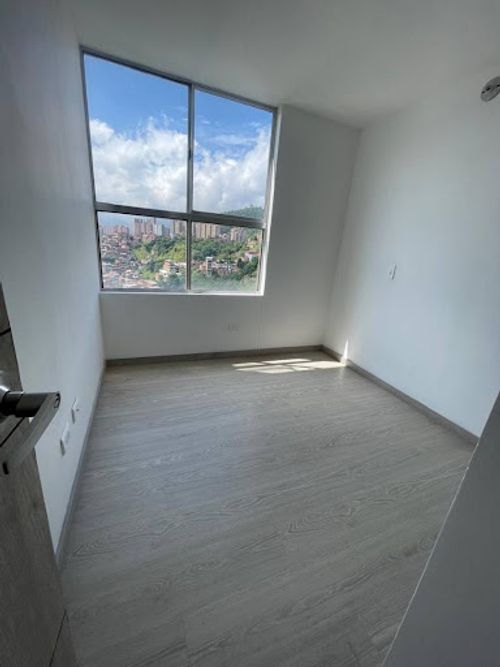 Apartamento de 2 alcobas en arriendo en Loma De Los Bernal, Medellín, 68 m² · foto 10 de 14