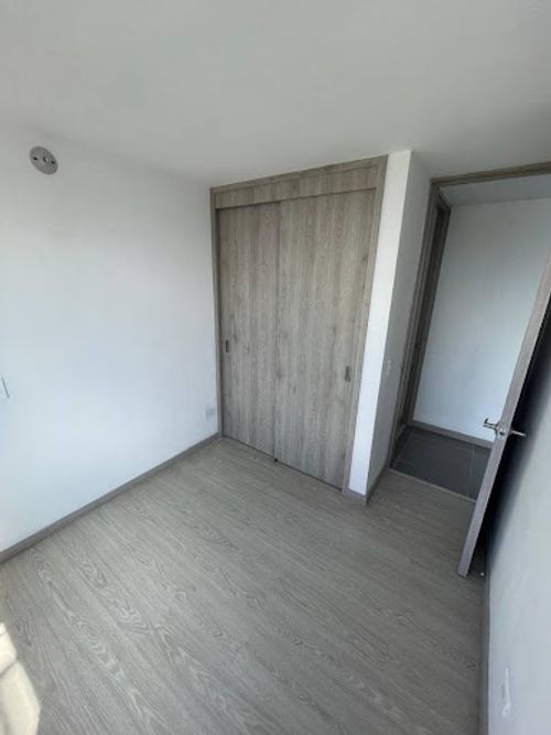 Apartamento de 2 alcobas en arriendo en Loma De Los Bernal, Medellín, 68 m² · foto 11 de 14