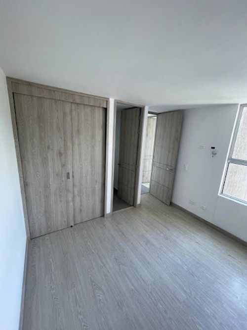 Apartamento de 2 alcobas en arriendo en Loma De Los Bernal, Medellín, 68 m² · foto 13 de 14