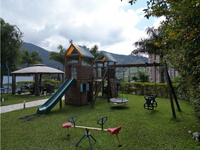 Casa de 5 alcobas en venta en Las Lomitas, Sabaneta, 477 m² · foto 8 de 13