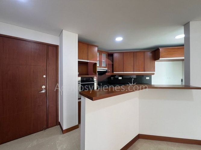 Apartamento de 2 alcobas en arriendo en Laureles, Medellín, 82 m² · foto 3 de 16
