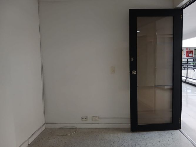 Consultorio en arriendo en El Poblado, Medellín, 32 m² · foto 10 de 11