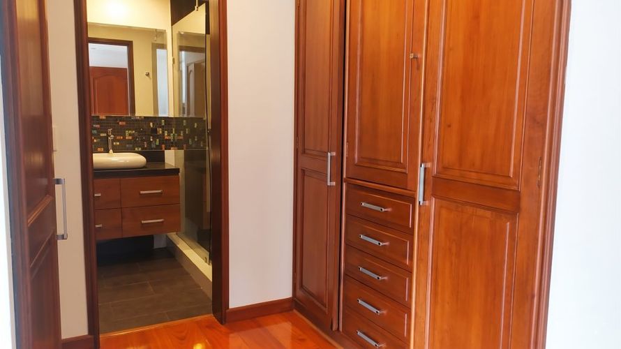 Apartamento de 4 alcobas en venta en Chicó Navarra, Bogotá, 261 m² · foto 9 de 24