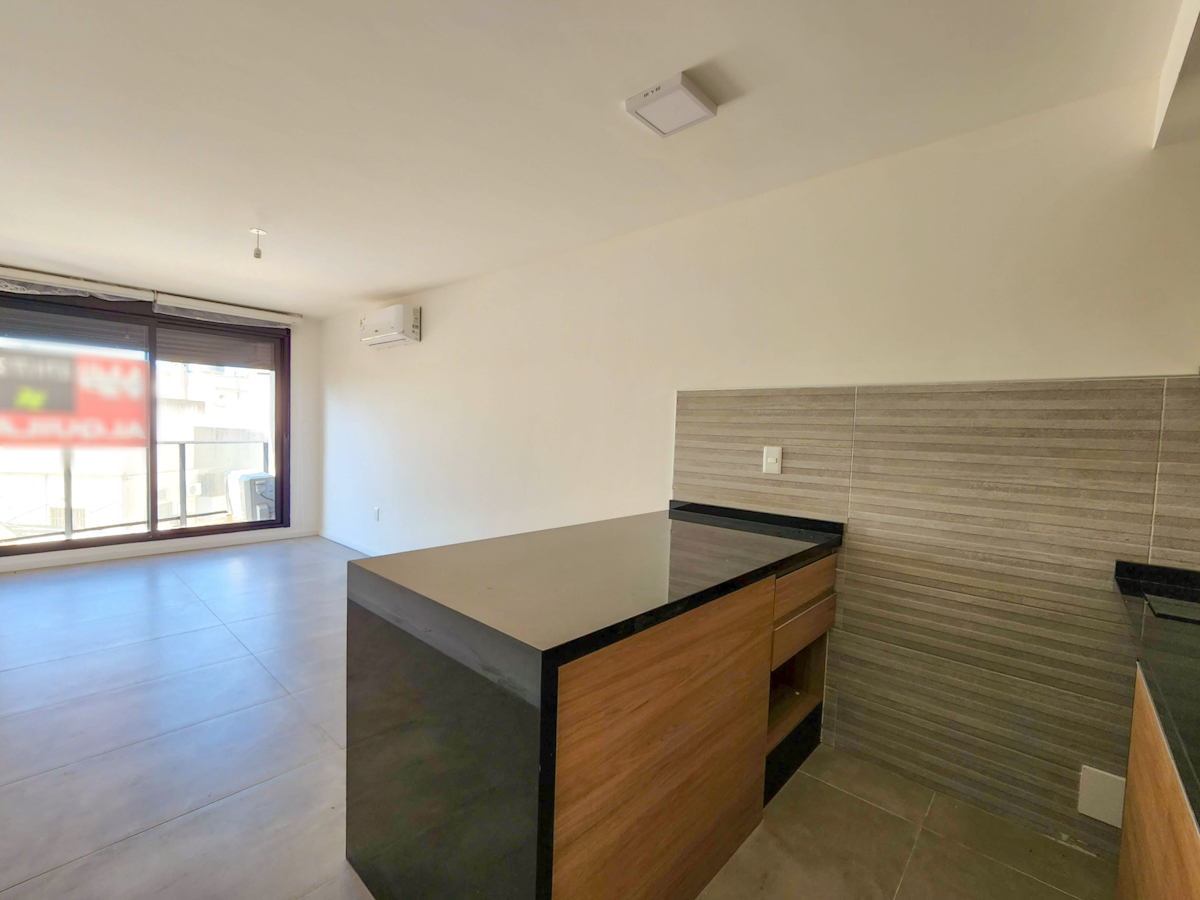 Monoambiente En Alquiler, Punta Carretas, Piso 2, Balcón · Foto 1